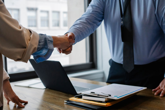 Onboarding im Büro: Neue Mitarbeitende willkommen heißen