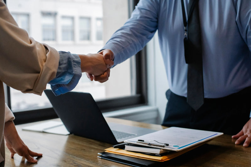 Onboarding im Büro: Neue Mitarbeitende willkommen heißen